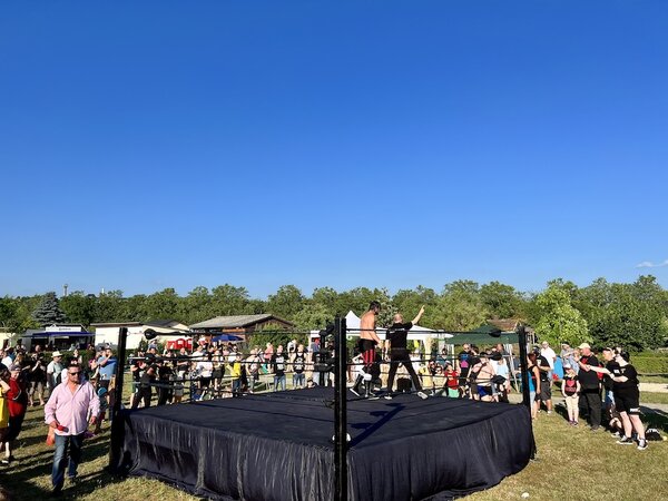 Wrestling-Action bei einem Gartenfest: Zeritus und Reno Biez im Ring